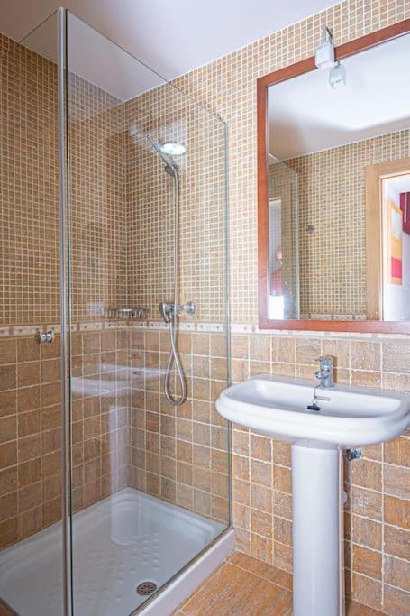 Sunny House With Great Sea Views, 3 Terraces, Private Heated Pool And Sauna La Herradura (Granada)